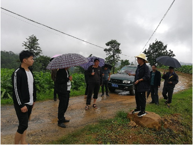 盐边县烟草公司潘兴兵科长到和爱乡烟站工作调研