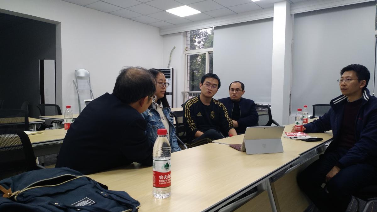 四川大学生命科学学院教授与研究室研究生进行学术交流