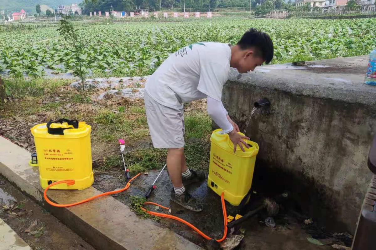 图2  反复清洗喷雾器.jpg