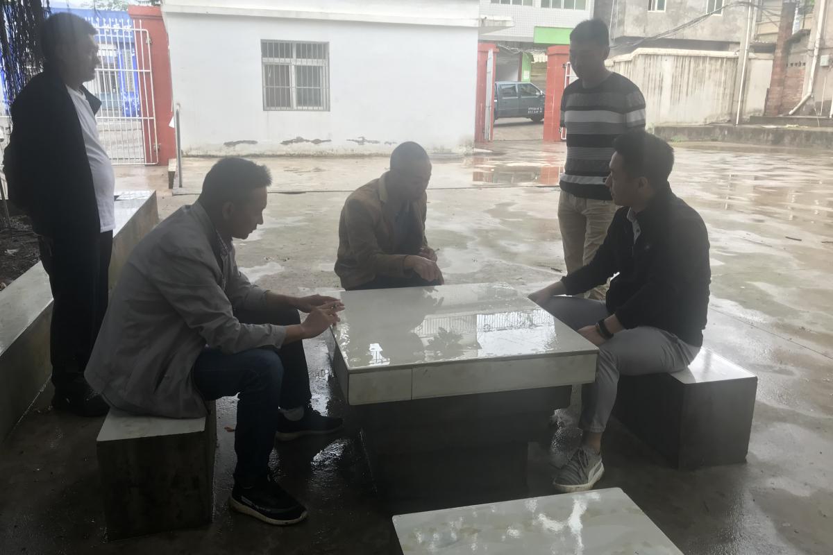 图2  与烟站技术员交流病害防控技术.jpg