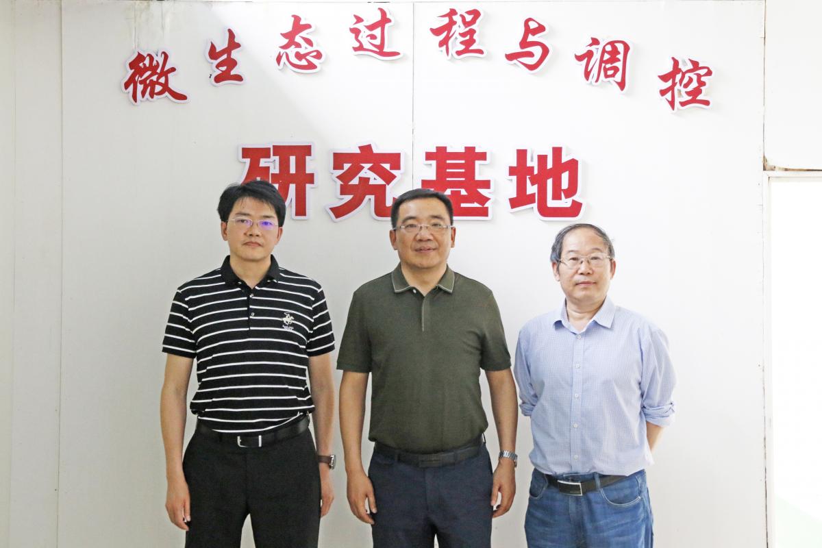 图2  参观“微生态过程与调控研究基地”.jpg