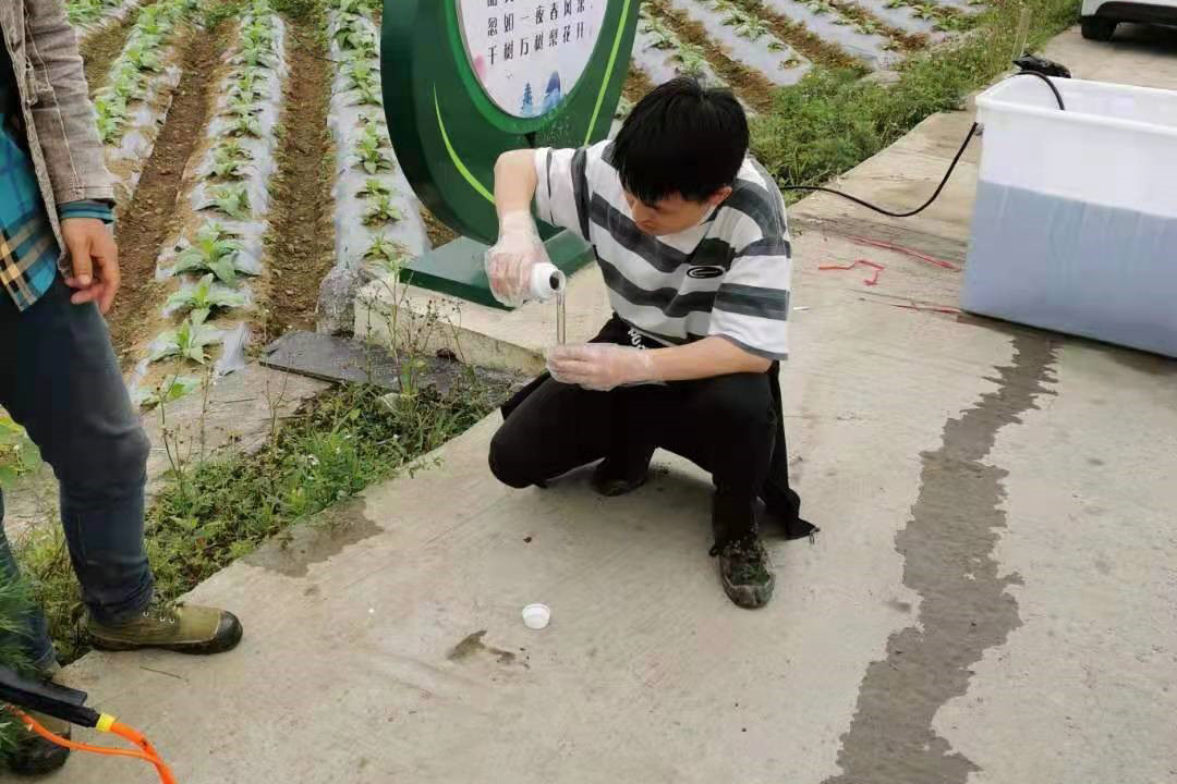 图1  配制0.62%东莨菪内酯乳油.jpg