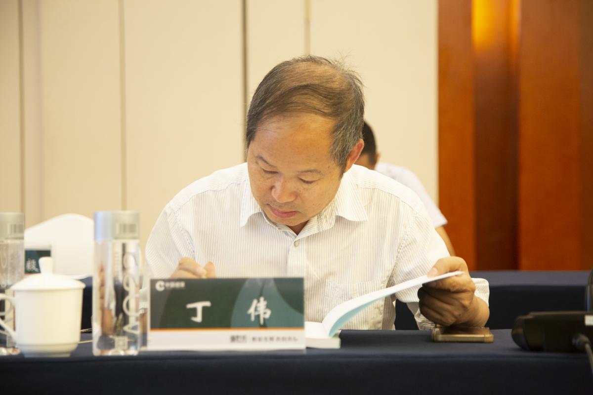 图7  丁伟教授阅读项目资料.jpg