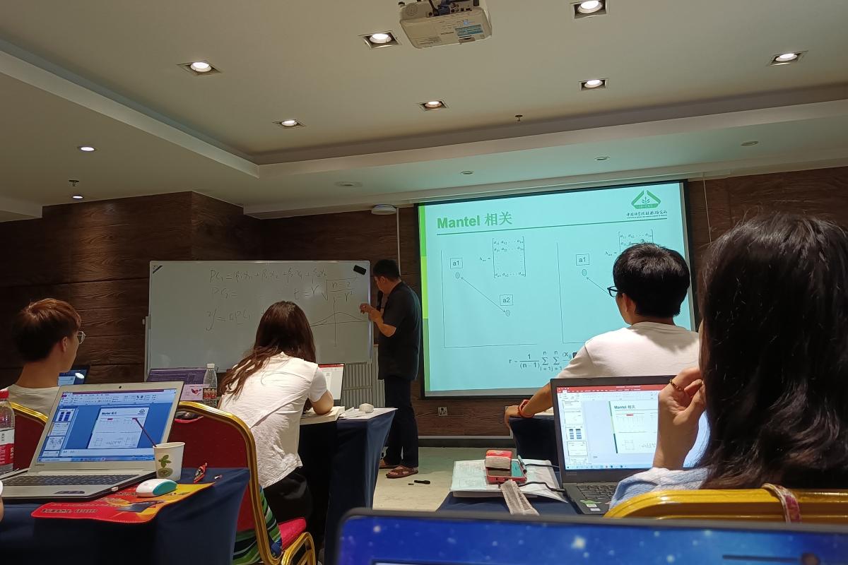 图2  赖江山老师讲授R语言在数据分析上的应用.jpg