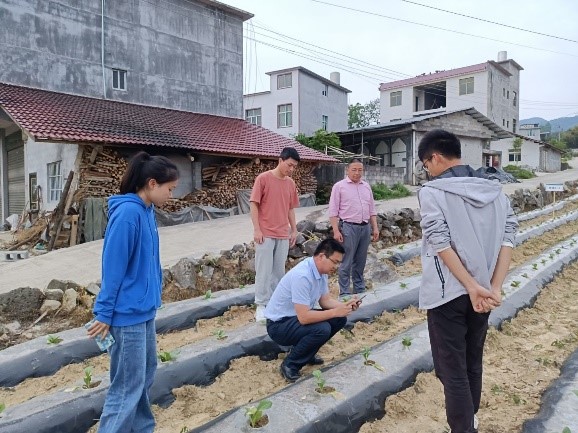 龚滩基地单元示范区视察与土壤采样