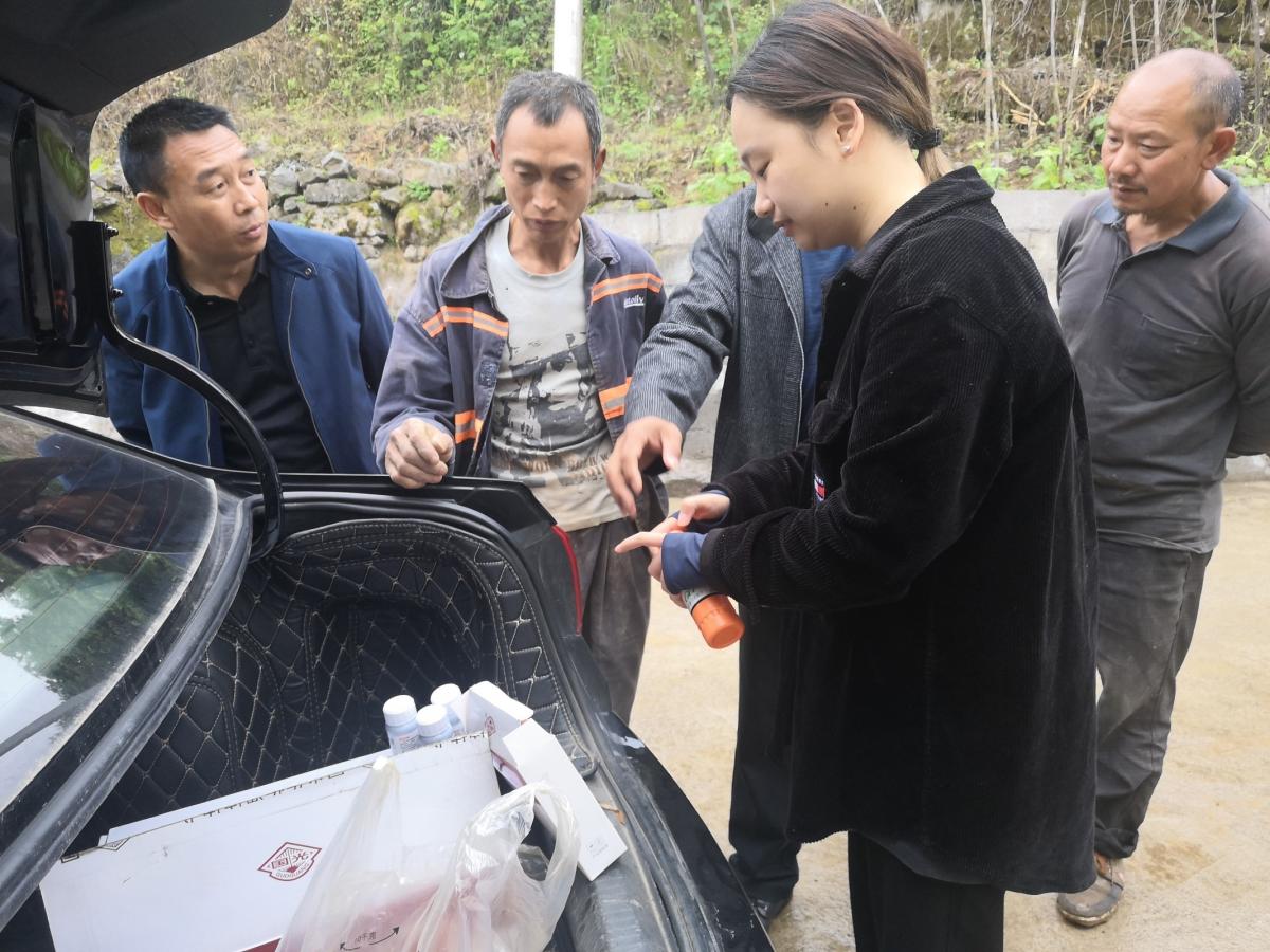 彭水基地进行生根剂使用方法培训